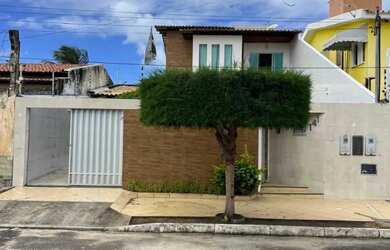 Imagem: A casa possui 4 Dormitórios, 5 Banheiros, 5 Vagas na garagem