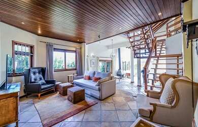 Imagem: A casa possui 4 Dormitórios, 4 Banheiros, 2 Vagas na garagem