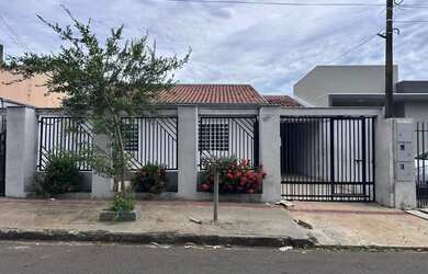Imagem: A casa possui 4 Dormitórios, 2 Banheiros, 100m² de Área e
