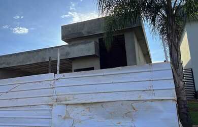 Imagem: A casa em condomínio possui 3 Dormitórios, 3 Banheiros, 2