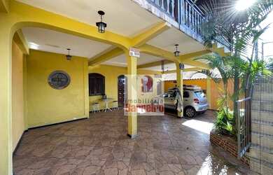 Imagem: A casa possui 5 Dormitórios, 2 Banheiros, 4 Vagas na garagem