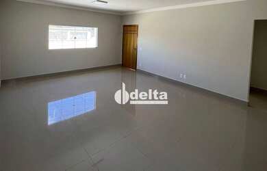 Imagem: A casa possui 3 Dormitórios, 1 Banheiro, 4 Vagas na garagem