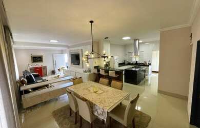 Imagem: A casa possui 3 Dormitórios, 4 Banheiros, 4 Vagas na garagem