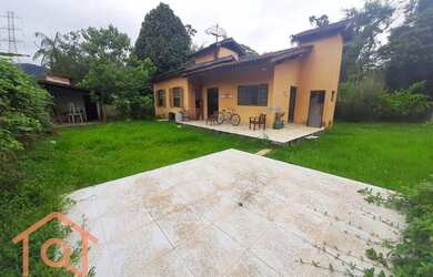 Imagem: A casa possui 3 Dormitórios, 3 Banheiros, 5 Vagas na garagem