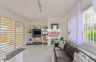 Imagem: A casa possui 3 Dormitórios, 3 Banheiros, 4 Vagas na garagem