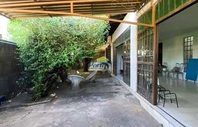 Imagem: A casa possui 3 Dormitórios, 2 Banheiros, 1 Vaga na garagem