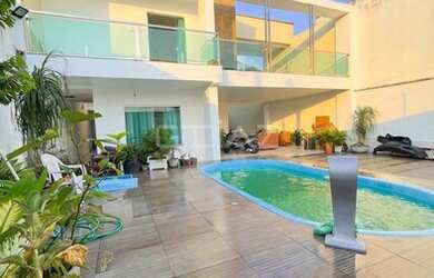 Imagem: A casa possui 4 Dormitórios, 2 Banheiros, 2 Vagas na garagem