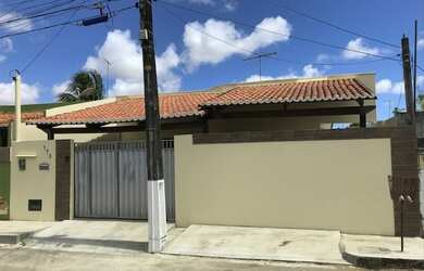 Imagem: A casa possui 4 Dormitórios, 2 Banheiros, 2 Vagas na garagem