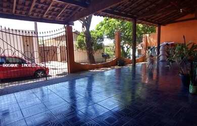 Imagem: A casa possui 2 Dormitórios, 2 Banheiros, 2 Vagas na garagem