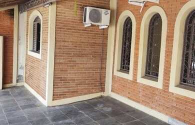 Imagem: A casa possui 3 Dormitórios, 2 Banheiros, 3 Vagas na garagem