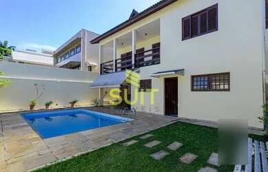 Imagem: A casa possui 4 Dormitórios, 5 Banheiros, 4 Vagas na garagem