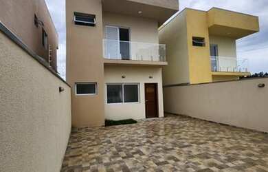 Imagem: A casa possui 3 Dormitórios, 5 Banheiros, 4 Vagas na garagem