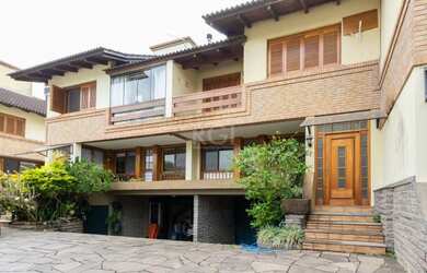 Imagem: A casa em condomínio possui 4 Dormitórios, 1 Banheiro, 2 Vagas