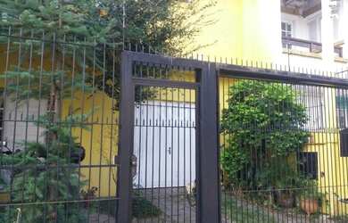 Imagem: A casa possui 3 Dormitórios, 5 Banheiros, 4 Vagas na garagem