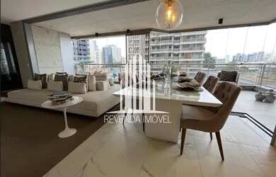 Imagem: O apartamento possui 4 Dormitórios, 5 Banheiros, 3 Vagas na