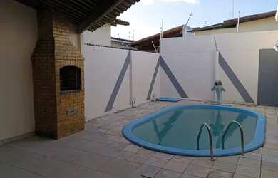 Imagem: A casa possui 3 Dormitórios, 2 Banheiros, 2 Vagas na garagem