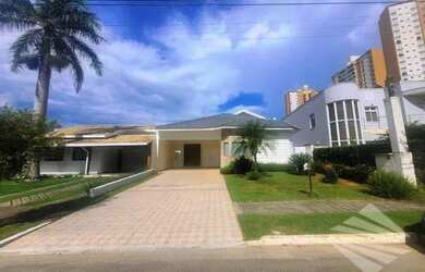 Imagem: A casa possui 3 Dormitórios, 3 Banheiros, 4 Vagas na garagem