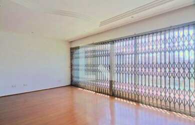 Imagem: A casa possui 3 Dormitórios, 3 Banheiros, 4 Vagas na garagem