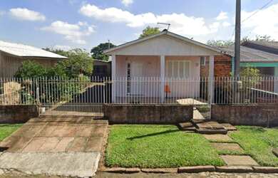 Imagem: A casa possui 2 Dormitórios, 1 Banheiro, 2 Vagas na garagem