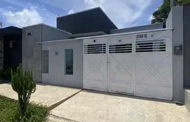 Imagem: A casa possui 2 Dormitórios, 2 Banheiros, 1 Vaga na garagem