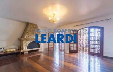 Imagem: A casa possui 3 Dormitórios, 5 Banheiros, 5 Vagas na garagem