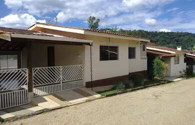 Imagem: A casa em condomínio possui 3 Dormitórios, 2 Banheiros, 2