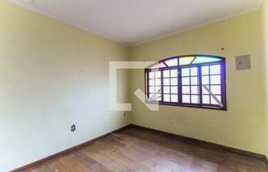 Imagem: A casa possui 4 Dormitórios, 3 Banheiros, 2 Vagas na garagem