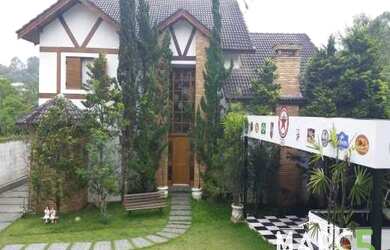 Imagem: A casa em condomínio possui 5 Dormitórios, 4 Banheiros, 4