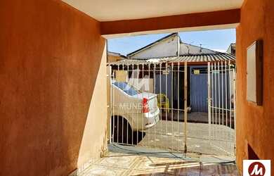 Imagem: A casa possui 3 Dormitórios, 1 Banheiro, 1 Vaga na garagem