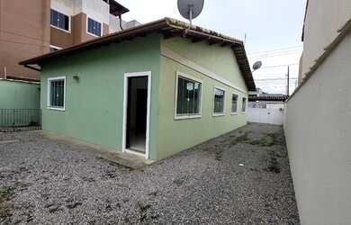 Imagem: A casa possui 2 Dormitórios, 1 Banheiro, 1 Vaga na garagem