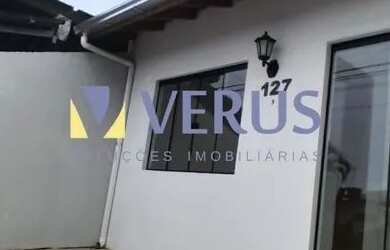 Imagem: A casa possui 2 Dormitórios, 1 Banheiro, 1 Vaga na garagem