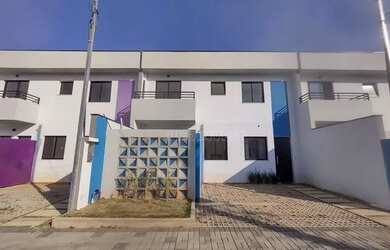 Imagem: A casa em condomínio possui 2 Dormitórios, 1 Banheiro, 2 Vagas