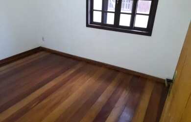 Imagem: A casa possui 2 Dormitórios, 2 Banheiros, 2 Vagas na garagem