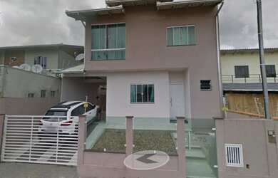 Imagem: A casa possui 3 Dormitórios, 2 Banheiros, 2 Vagas na garagem