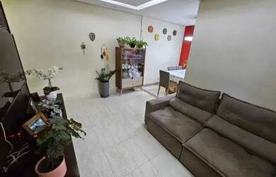 Imagem: A casa possui 3 Dormitórios, 2 Banheiros, 1 Vaga na garagem