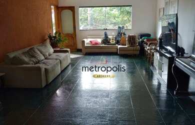 Imagem: A casa possui 3 Dormitórios, 2 Banheiros, 4 Vagas na garagem