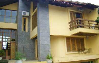 Imagem: A casa possui 4 Dormitórios, 4 Banheiros, 4 Vagas na garagem