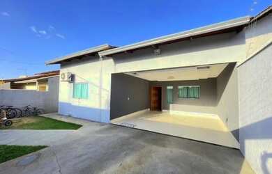 Imagem: A casa possui 3 Dormitórios, 2 Banheiros, 3 Vagas na garagem