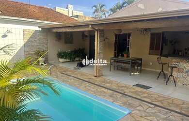 Imagem: A casa possui 5 Dormitórios, 2 Banheiros, 3 Vagas na garagem