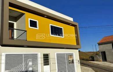 Imagem: A casa possui 2 Dormitórios, 2 Banheiros, 2 Vagas na garagem