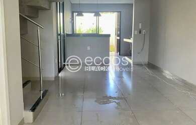 Imagem: A casa possui 3 Dormitórios, 1 Banheiro, 2 Vagas na garagem