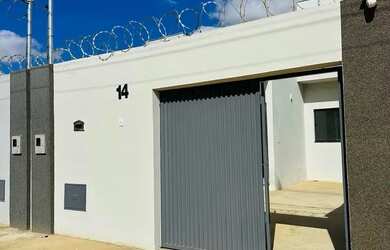 Imagem: A casa possui 2 Dormitórios, 1 Banheiro, 2 Vagas na garagem