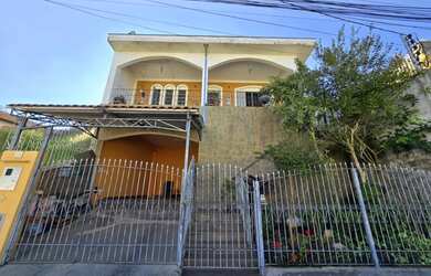 Imagem: A casa possui 4 Dormitórios, 3 Banheiros, 2 Vagas na garagem