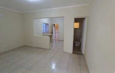 Imagem: A casa possui 2 Dormitórios, 1 Banheiro e está localizado