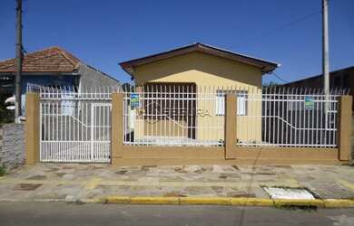 Imagem: A casa possui 3 Dormitórios, 3 Banheiros, 4 Vagas na garagem