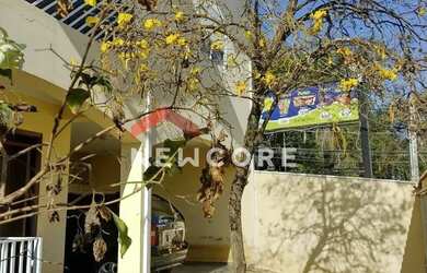 Imagem: A casa possui 4 Dormitórios, 5 Banheiros, 4 Vagas na garagem