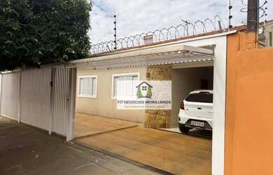 Imagem: A casa possui 3 Dormitórios, 3 Banheiros, 3 Vagas na garagem