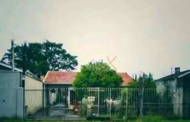 Imagem: A casa possui 4 Dormitórios, 2 Banheiros, 4 Vagas na garagem