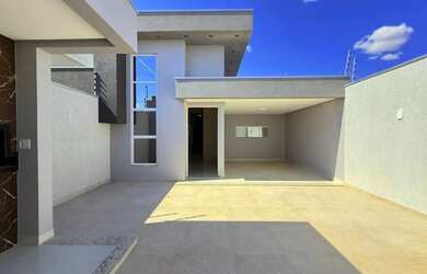 Imagem: A casa possui 3 Dormitórios, 2 Banheiros, 2 Vagas na garagem