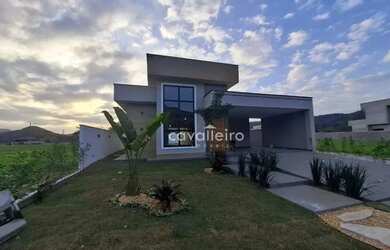 Imagem: A casa em condomínio possui 3 Dormitórios, 2 Banheiros, 4